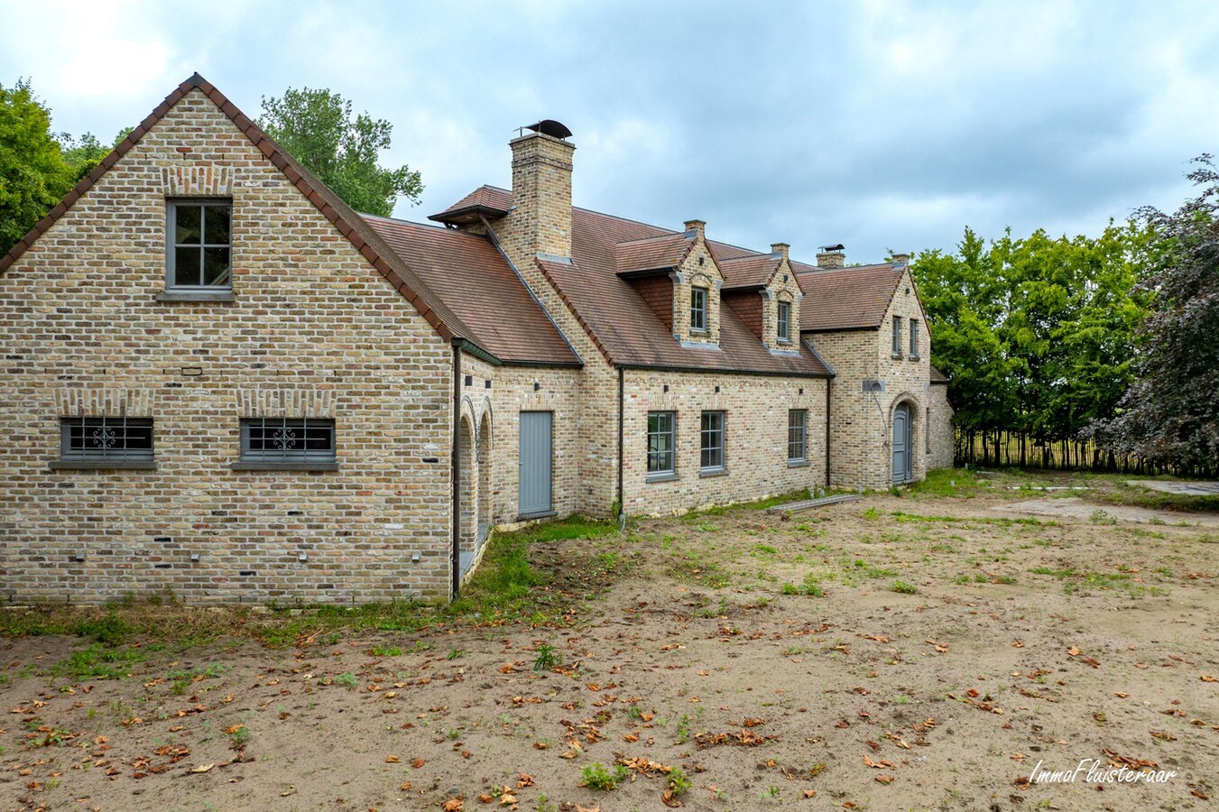 Hoogwaardige ruwbouwvilla met bijgebouw en weide 