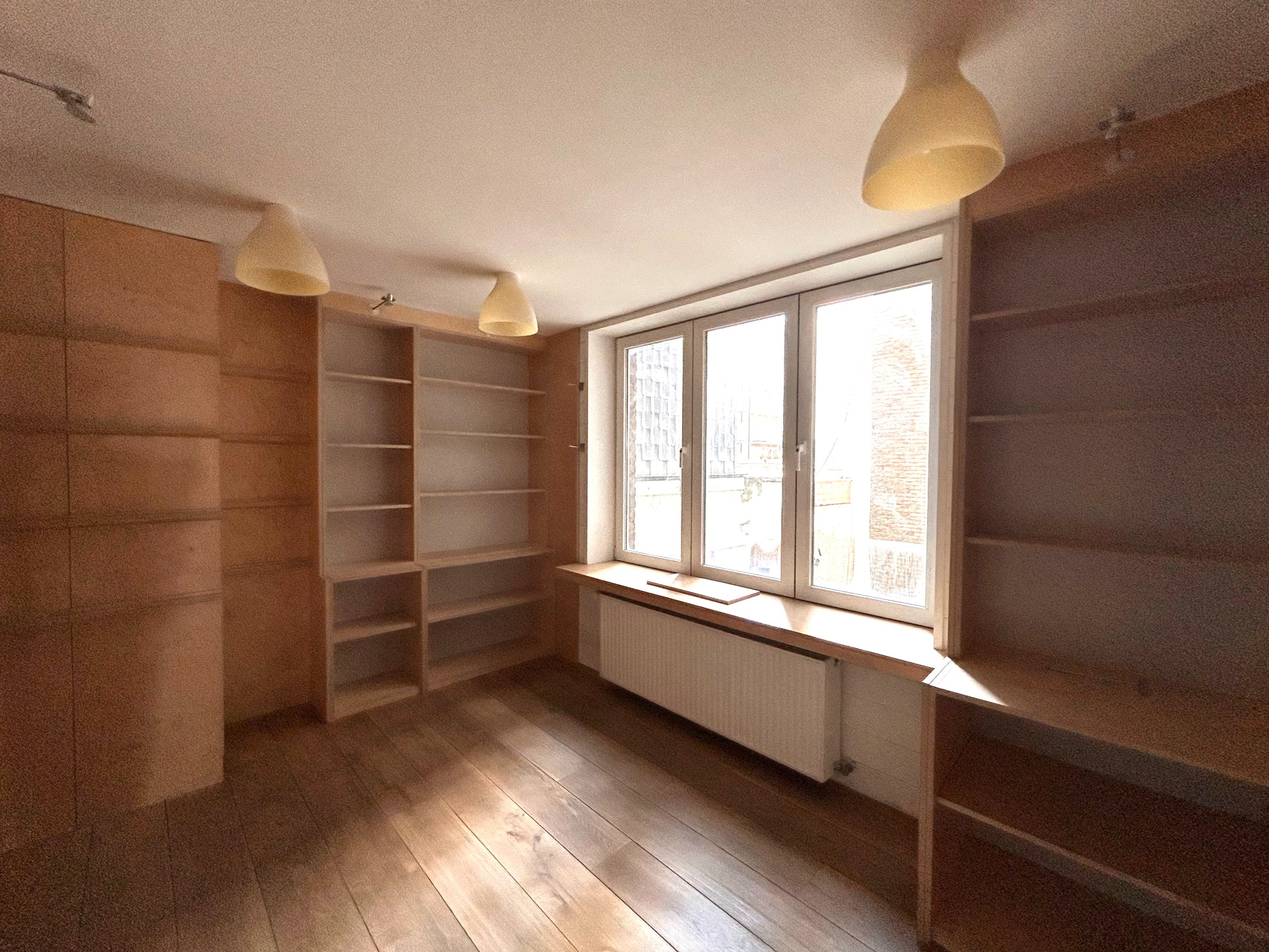 Handelspand op toplocatie aan de zeedijk. 