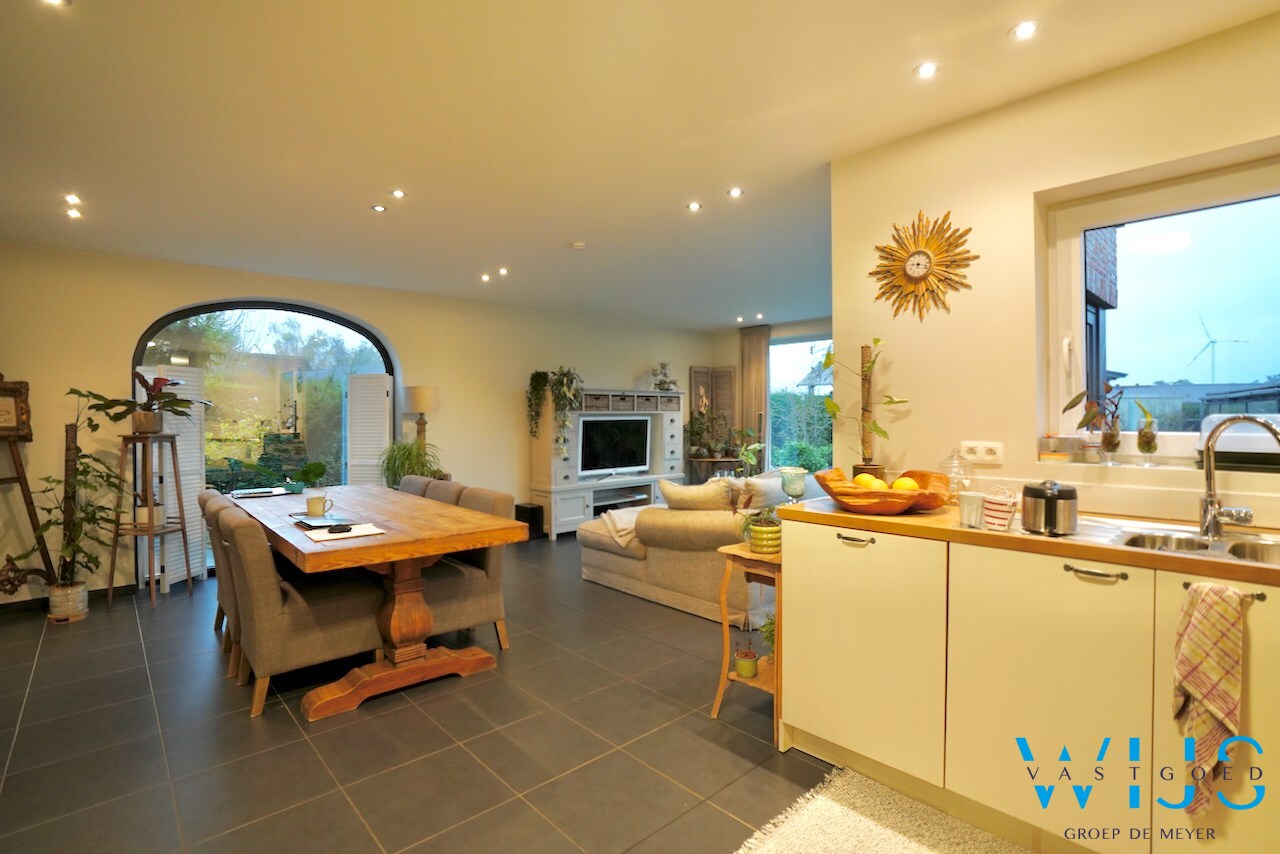 Gelijkvloers appartement met tuin en garage te OOSTEEKLO ! 