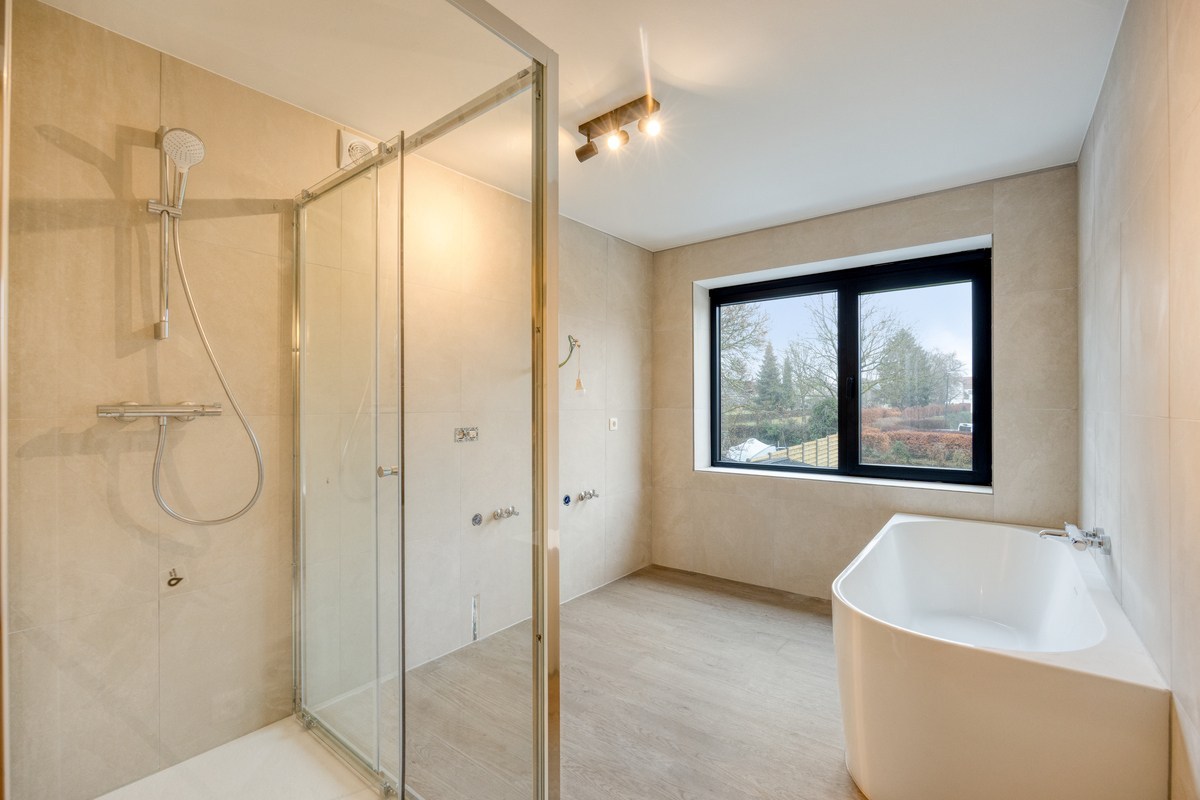 Volledig gerenoveerde halfopen bebouwing met 3 slaapkamers, tuin, terras en garage in Kumtich! – EPC 95 kWh/m² - bewoonbare opp. 153 m² 