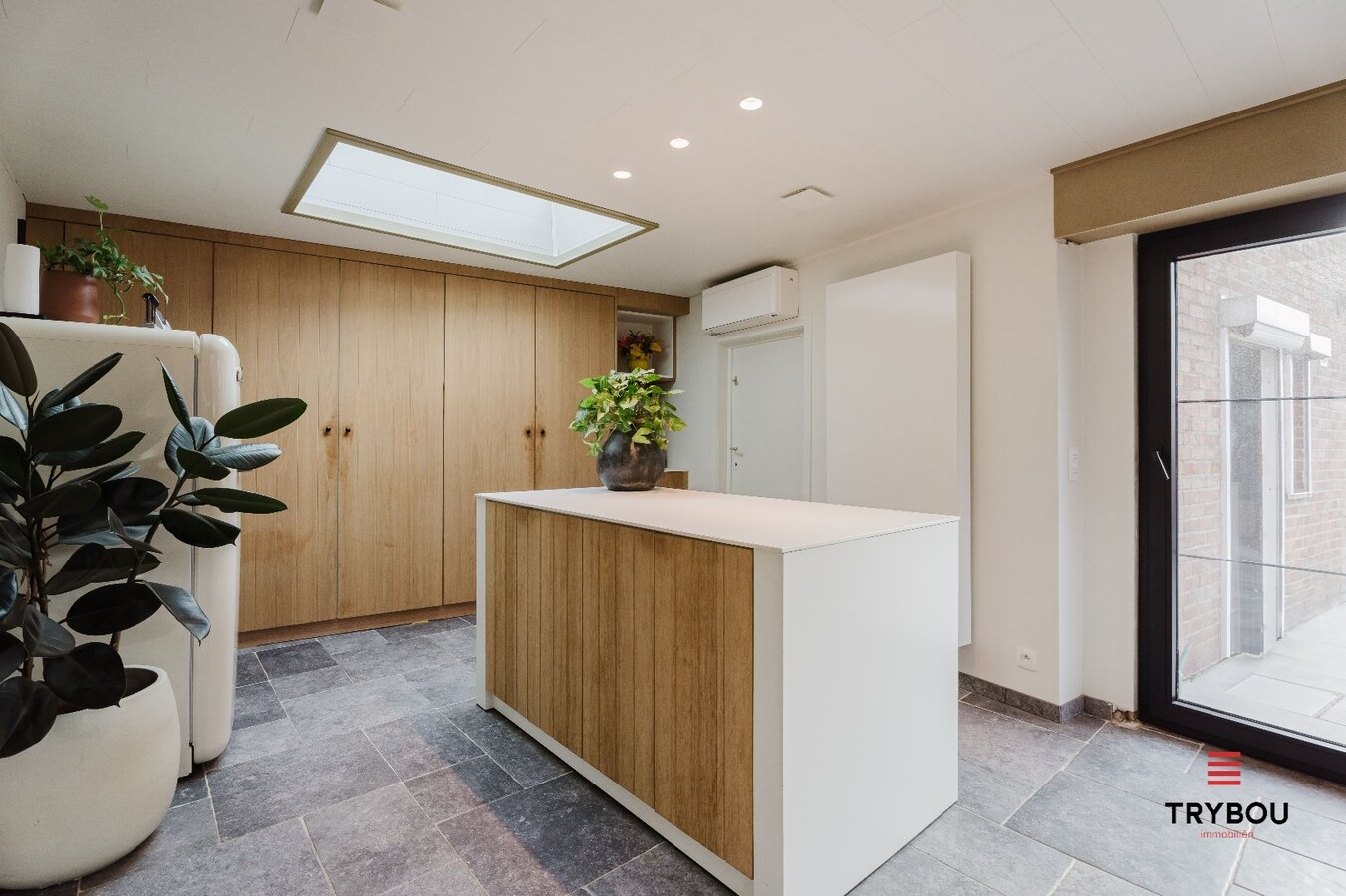 Verrassend ruime, lichtrijke woning op ruim perceel van 722m² te Jabbeke 