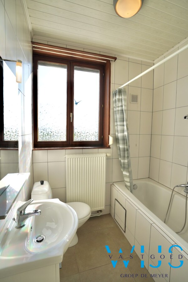 Zeer ruim en stevig woonhuis MET garage te Rieme ! 