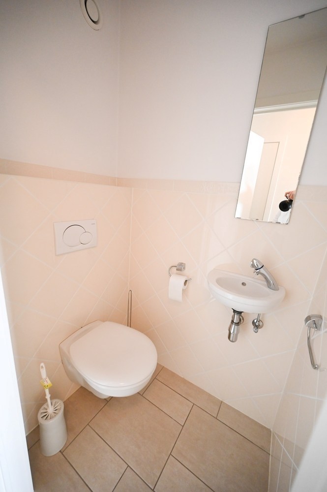 GEMEUBELD - Super gelegen en perfect onderhouden appartement, gelegen in de Van Bunnenlaan. 