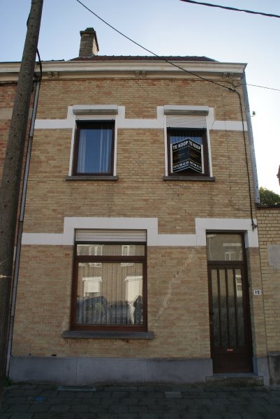 Centraal gelegen rijwoning stapvoets van het station te Roeselare 