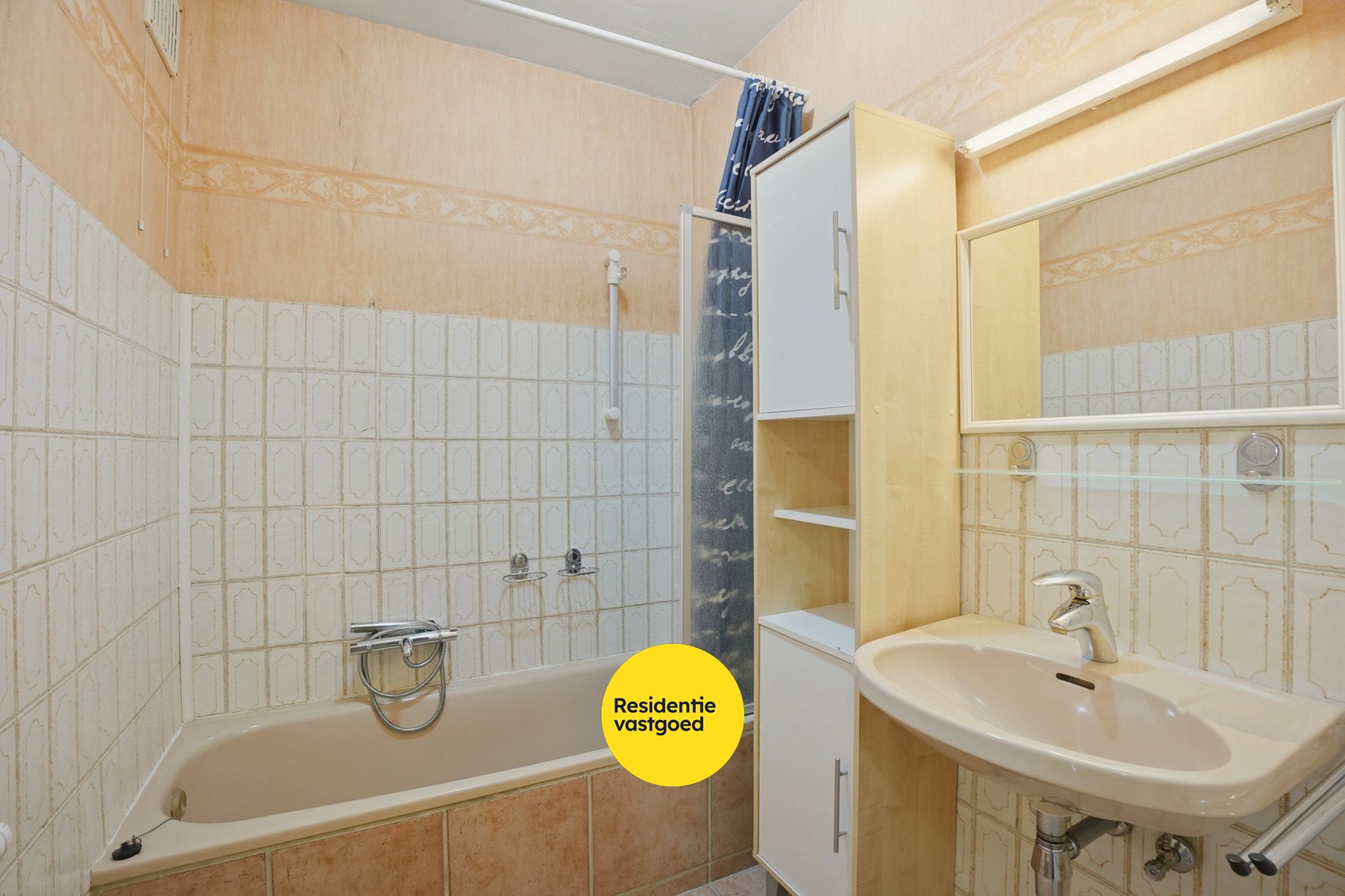 Op te frissen 2-slaapkamerappartement (73m²) te Koksijde Sint-Idesbald. 