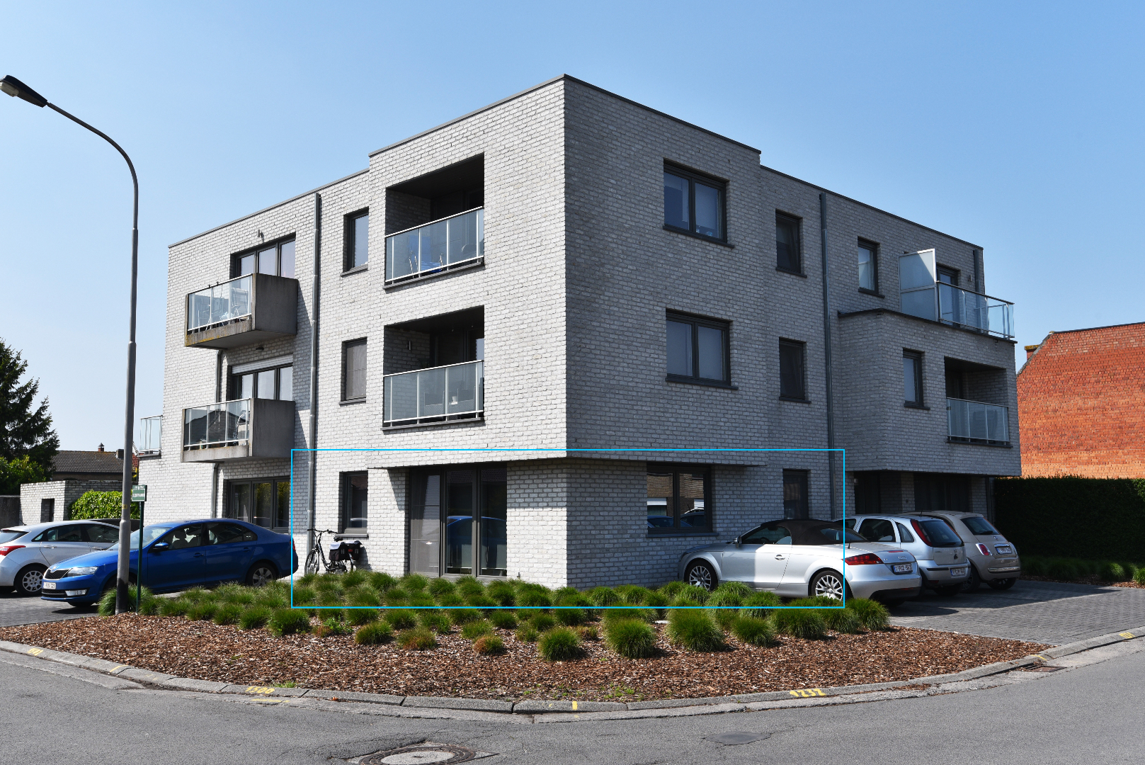 Recent gelijkvloers 1 slpk app. gunstig gelegen te Eeklo 