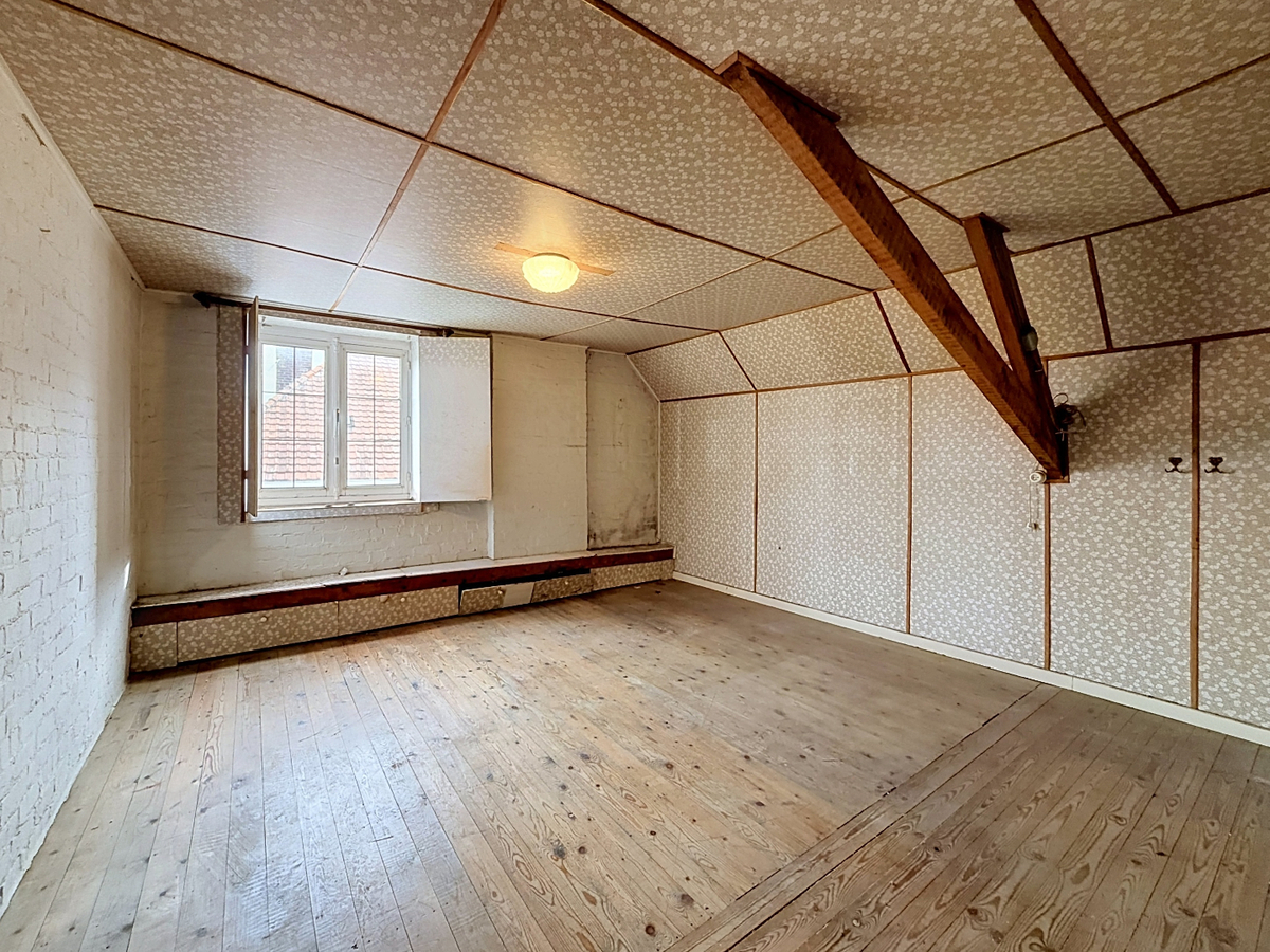 Ruime, te renoveren woning met garage en tuin te Bevegem 