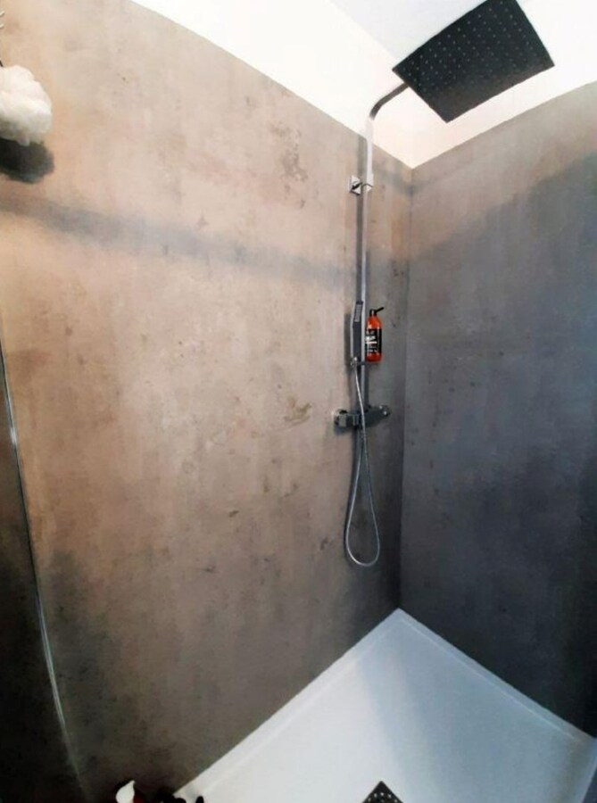 Ruime alleenstaande woning met 2 slpks en garage 