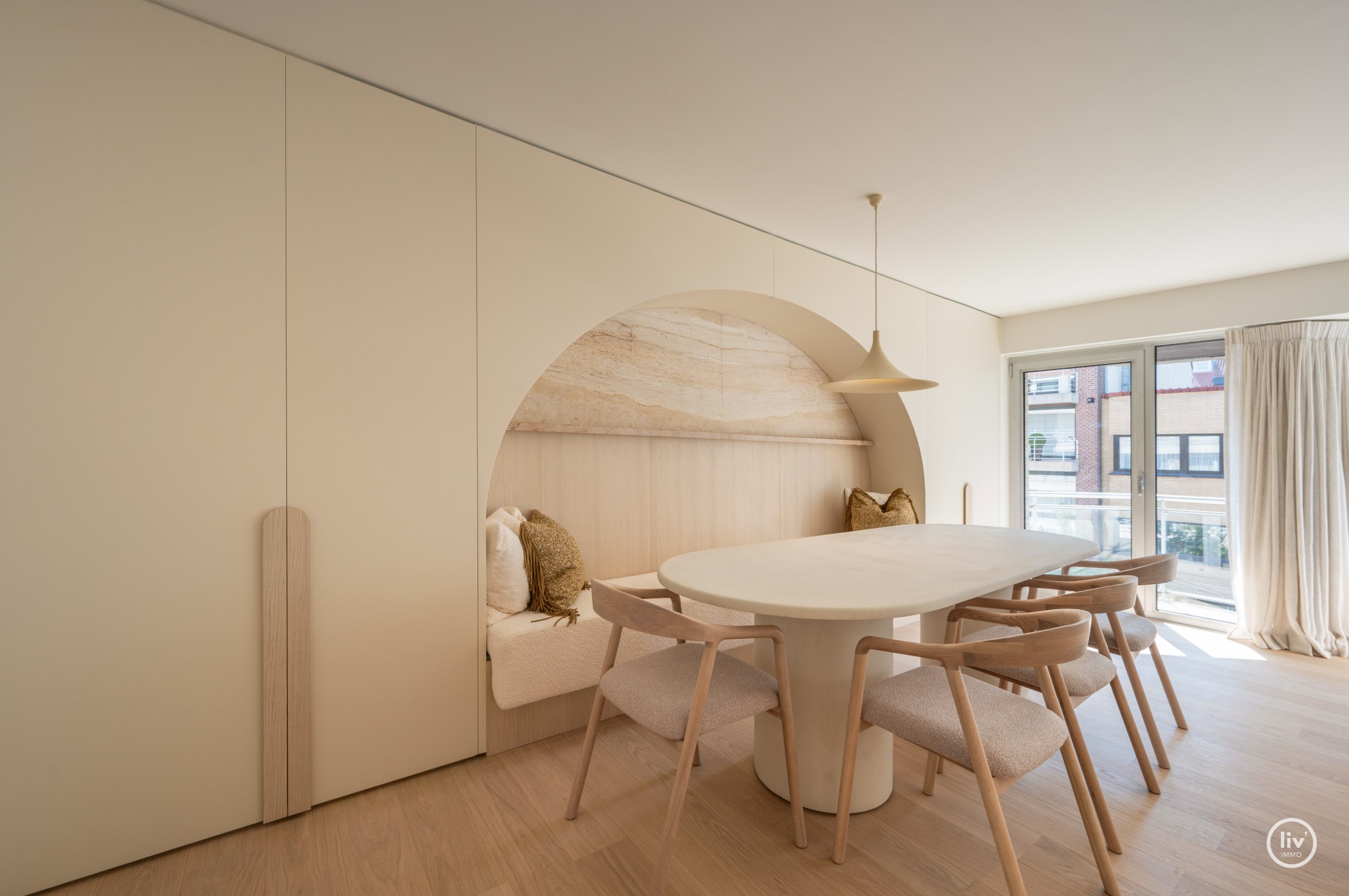 Appartement de plus de 3 chambres avec des finitions très luxueuses et possibilité de garage dans l'immeuble. 