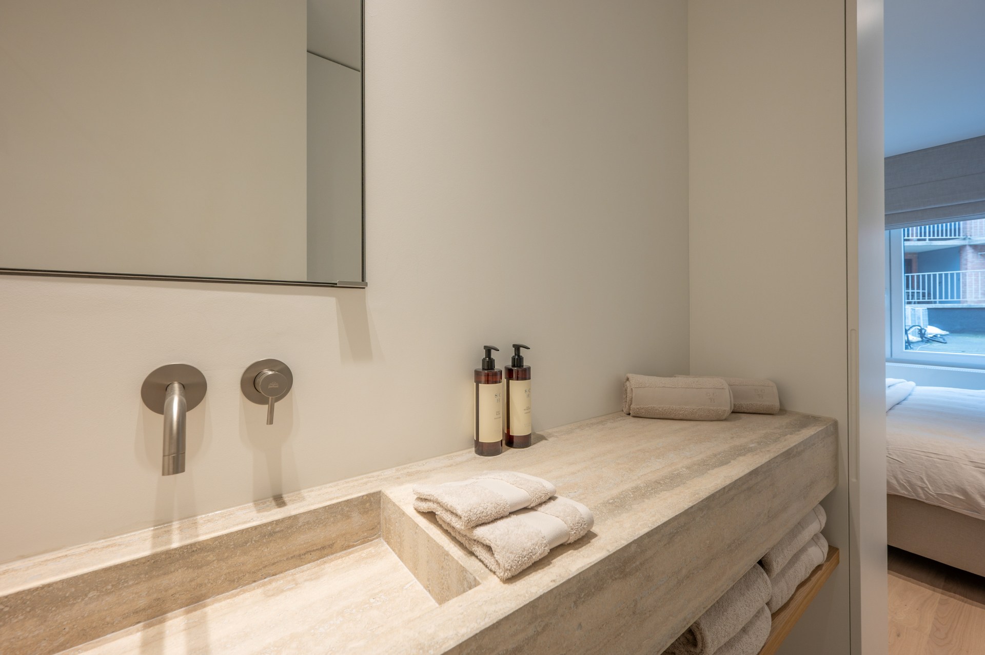 Prachtig gerenoveerd appartement met 3 slaapkamers centraal gelegen op de Lippenslaan te Knokke. 