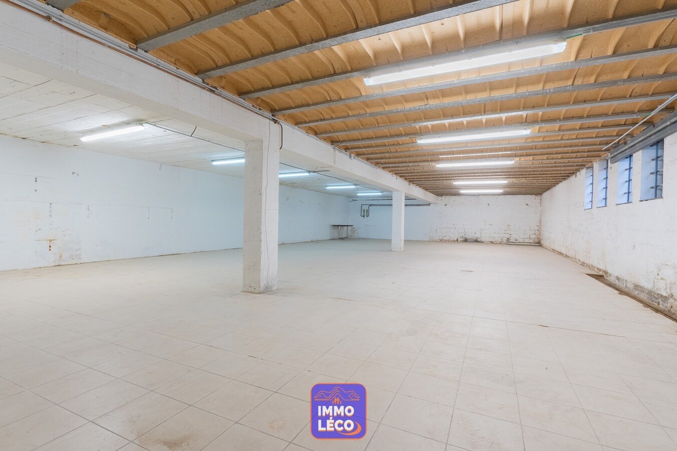 Entrepôt/Espace de stockage idéalement situé avec parking 