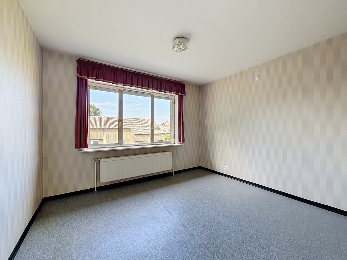 Ruime sixties villa met vergunde loodsen (350m²) te Vlierzele 