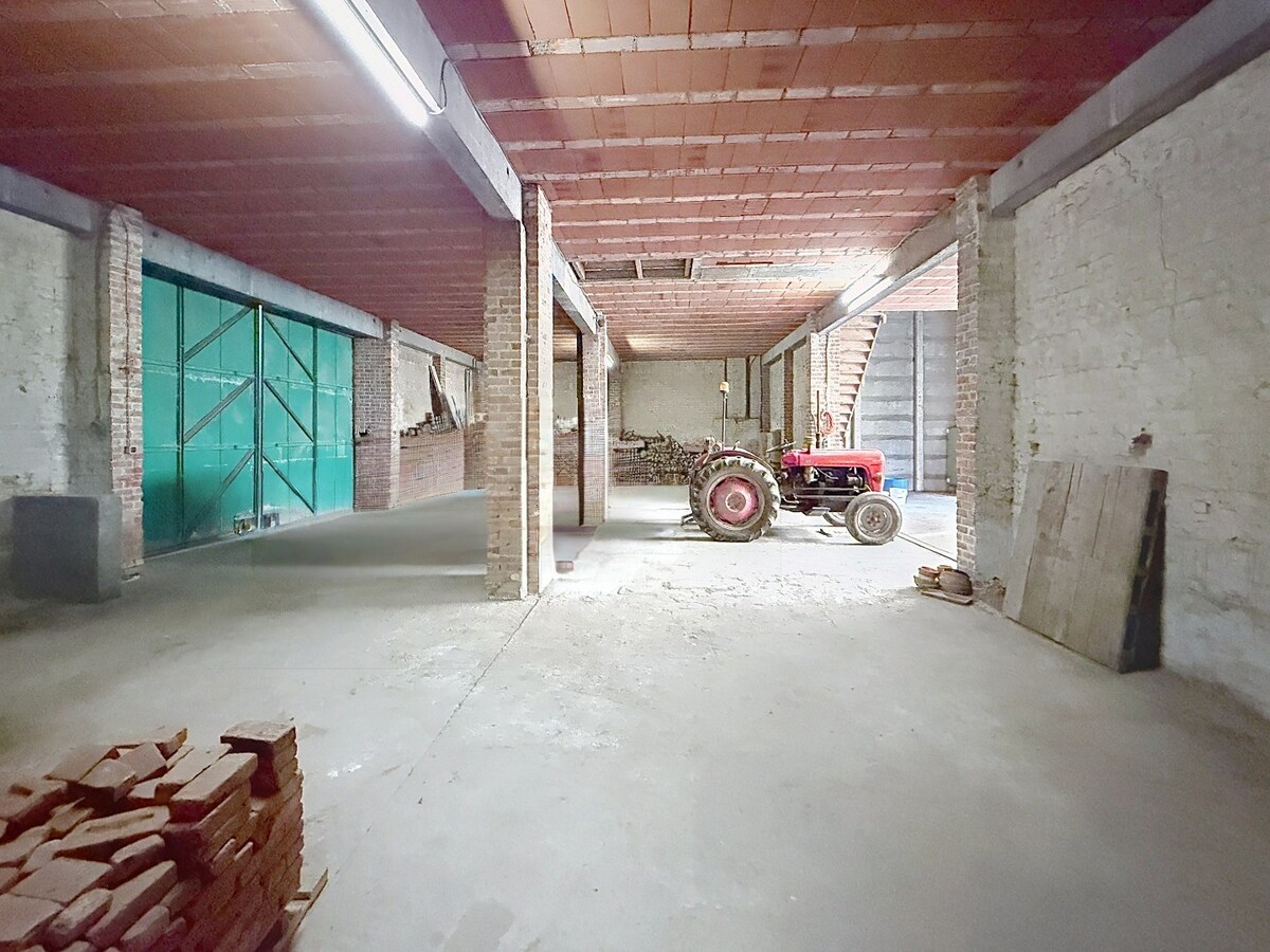 Kloeke woning met vier slaapkamers en ruim magazijn in Hulste. 