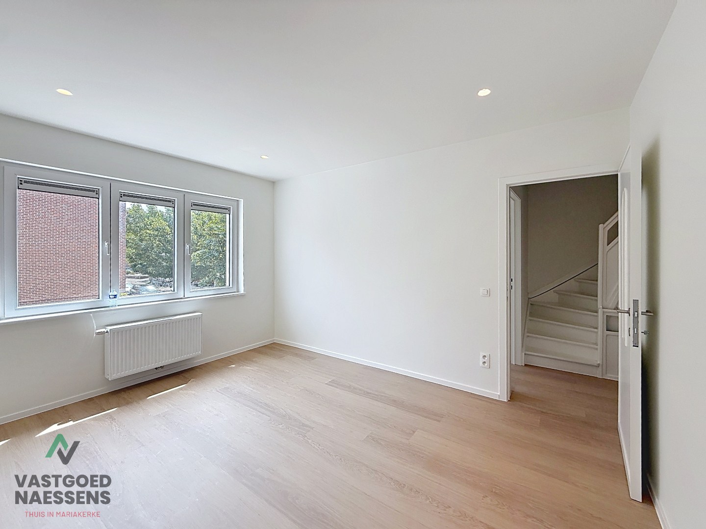 VOLLEDIG GERENOVEERDE 5 SLPK WONING – 2 BADKAMERS – ZONNIGE ZW-TUIN 