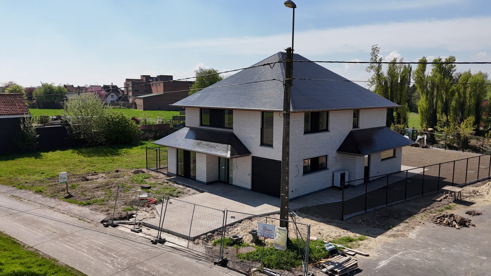 Instapklare nieuwbouwwoning met 4 slaapkamers en bureau te Kortemark 