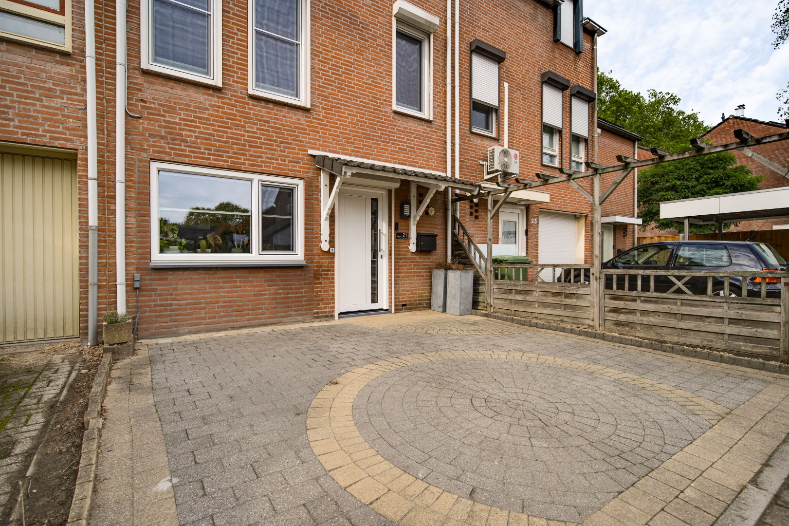 Ruime Tussenwoning in Weert met 4 Slaapkamers, 2 Badkamers, Tuin op het Noordwesten en 2 Parkeerplaatsen - Bouwjaar 1981, 132m² Woonoppervlak 