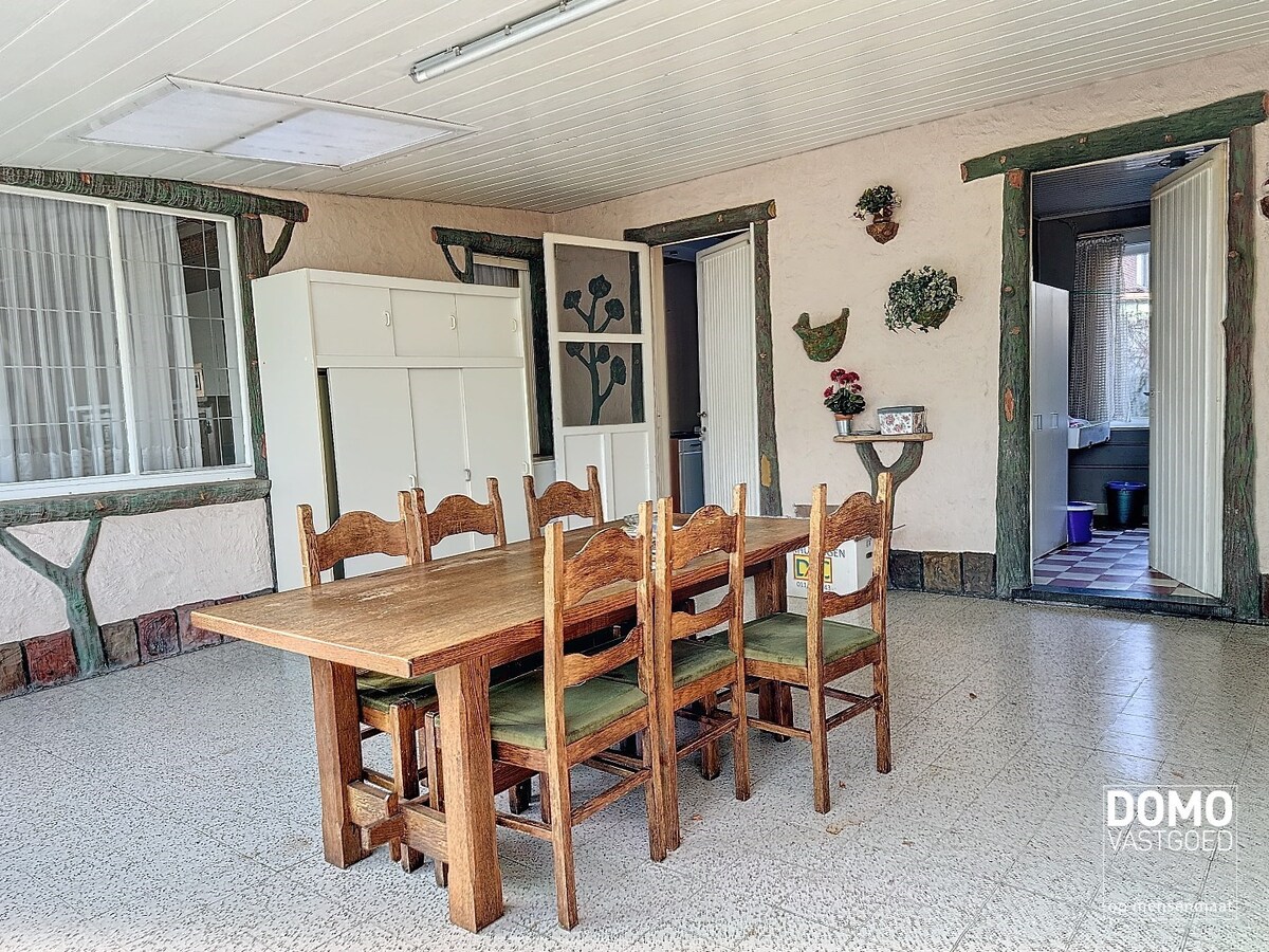 Ruime open bebouwing met tuin gelegen te Kermt. 