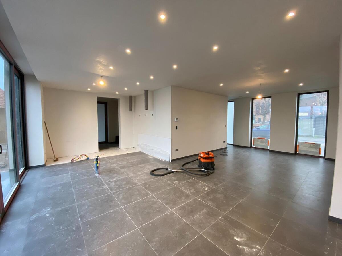 Ruime, energiezuinige nieuwbouwwoning met loods te Brielen 