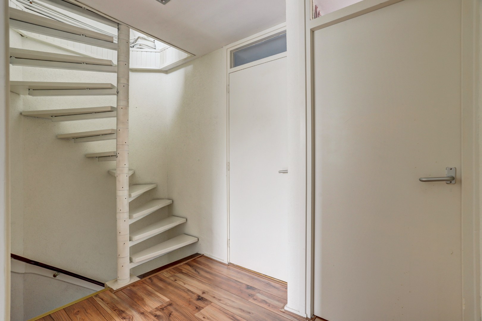 Ruime uitgebouwde 6-kamer hoekwoning met kunststofkozijnen, dakkapellen, grote tuin en eigen grond. 