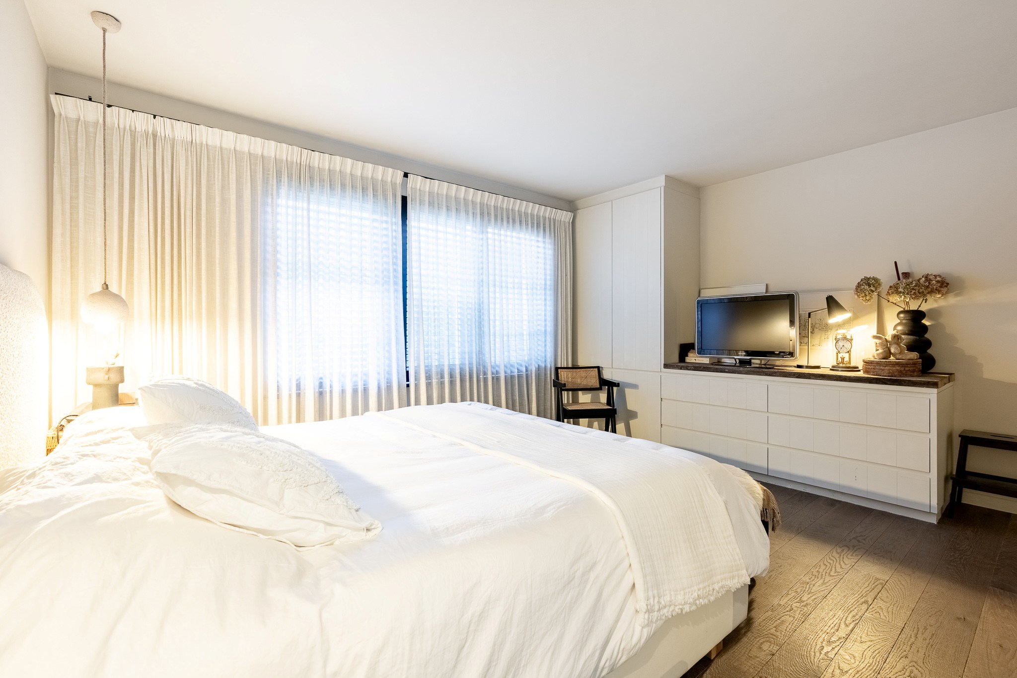 Située dans un quartier résidentiel calme et très prisé de Knokke, cette maison entièrement rénovée offre une combinaison parfaite de confort contemporain, de lumière et d'élégance raffinée. 