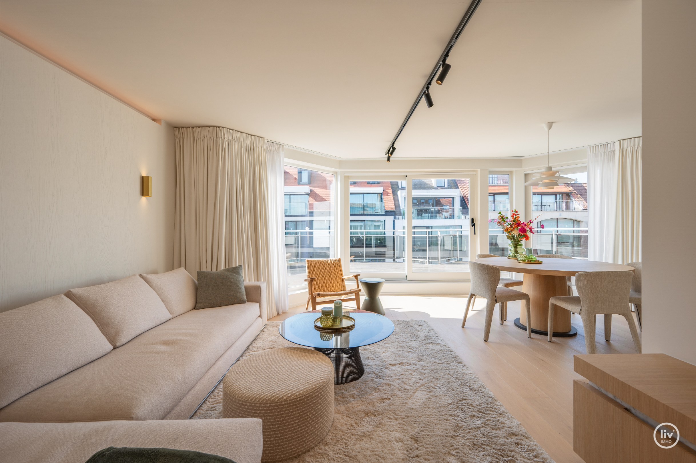Parchtig afgewerkte penthouse met magnifieke terrassen van +/-40m2 en 3 ruime slaapkamers te Leopoldlaan gelegen. 