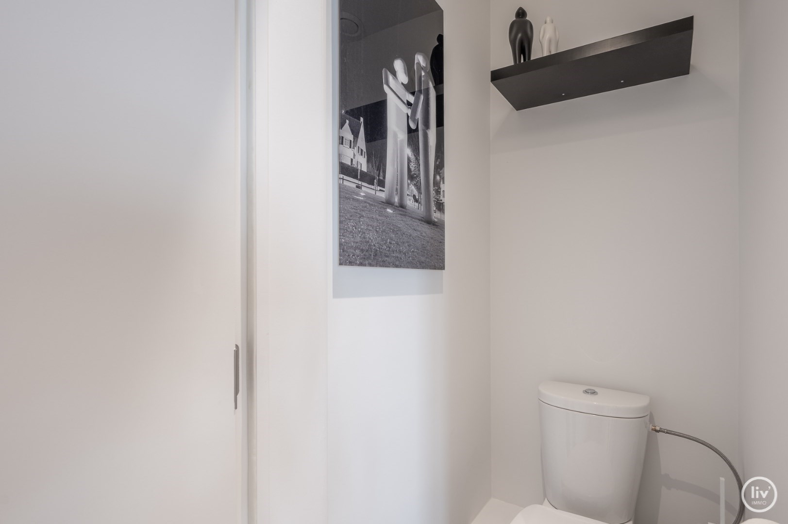 Volledig gerenoveerd 2 slaapkamer-appartement met een magnifiek OPEN ZICHT over de villa's te Churchilllaan. 