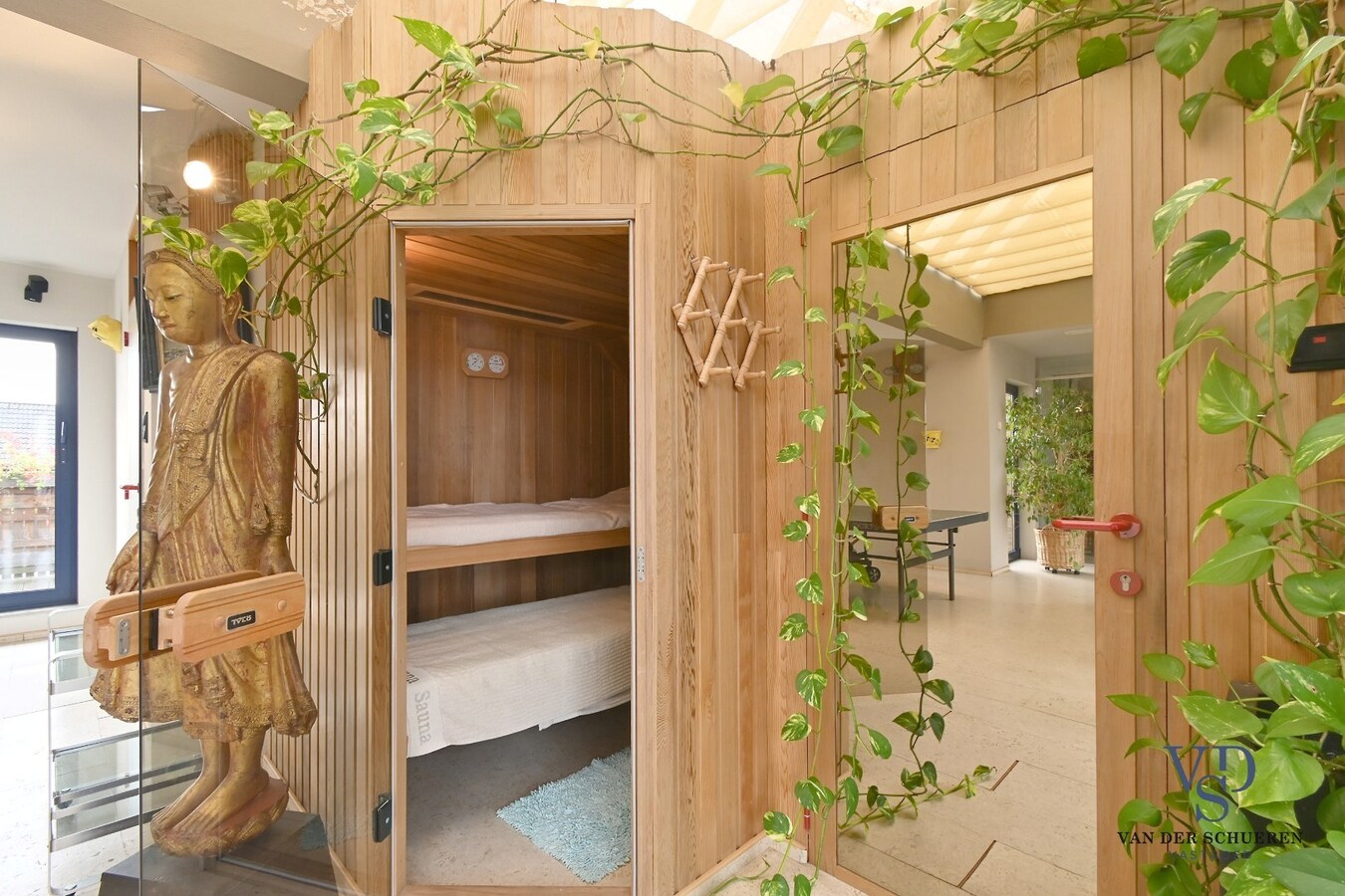 Ruim handelspand met penthouse in villastijl 