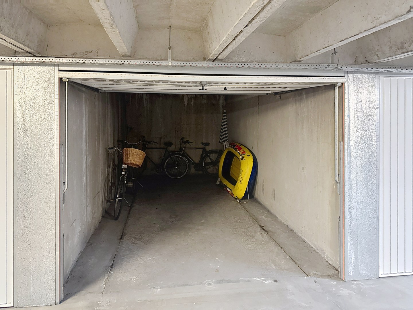 Ruime garagebox op een absolute topligging te Duinbergen 