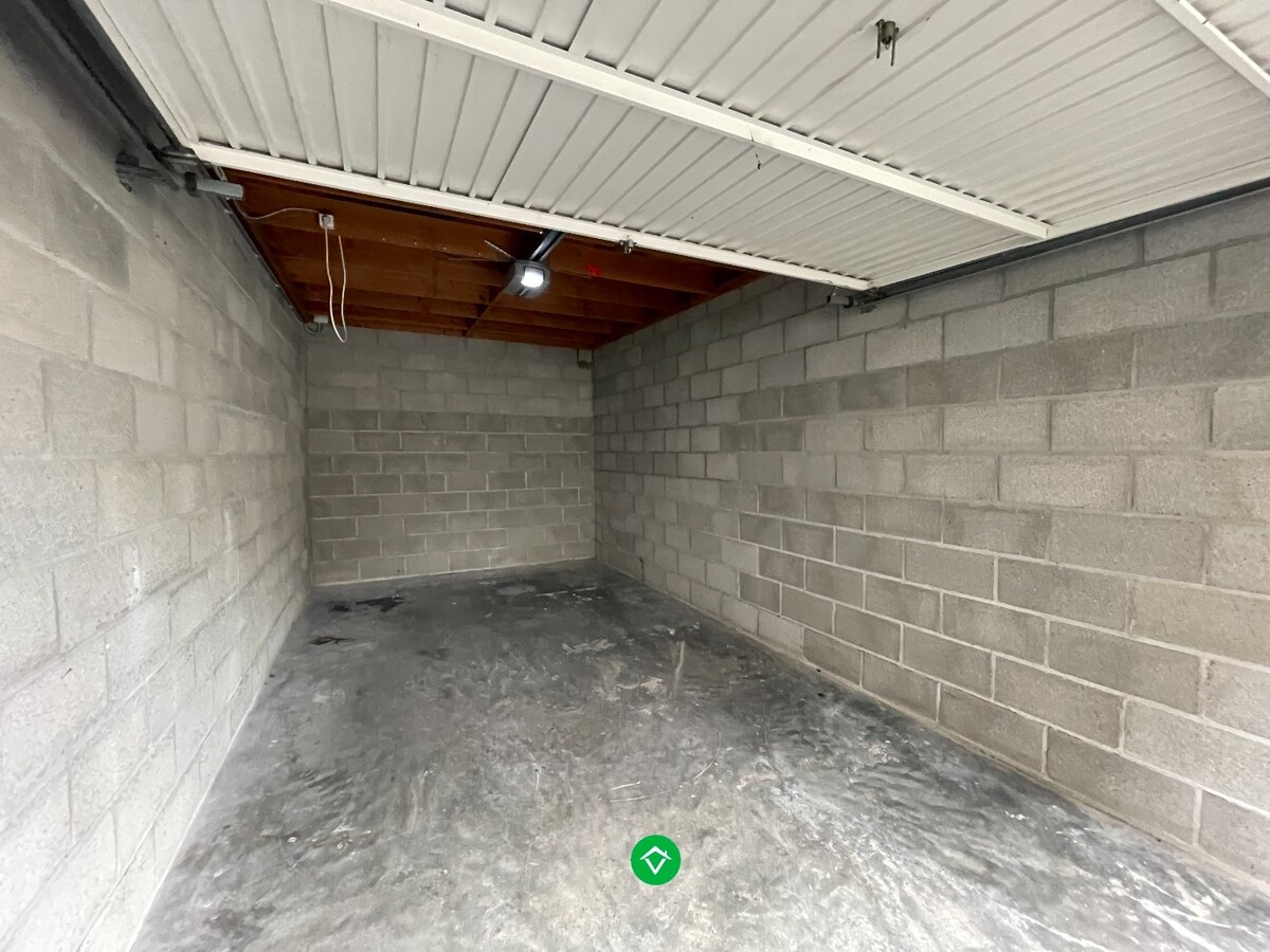 Gelijkvloers appartement met één slaapkamer, tuin en garage in centrum Roeselare 