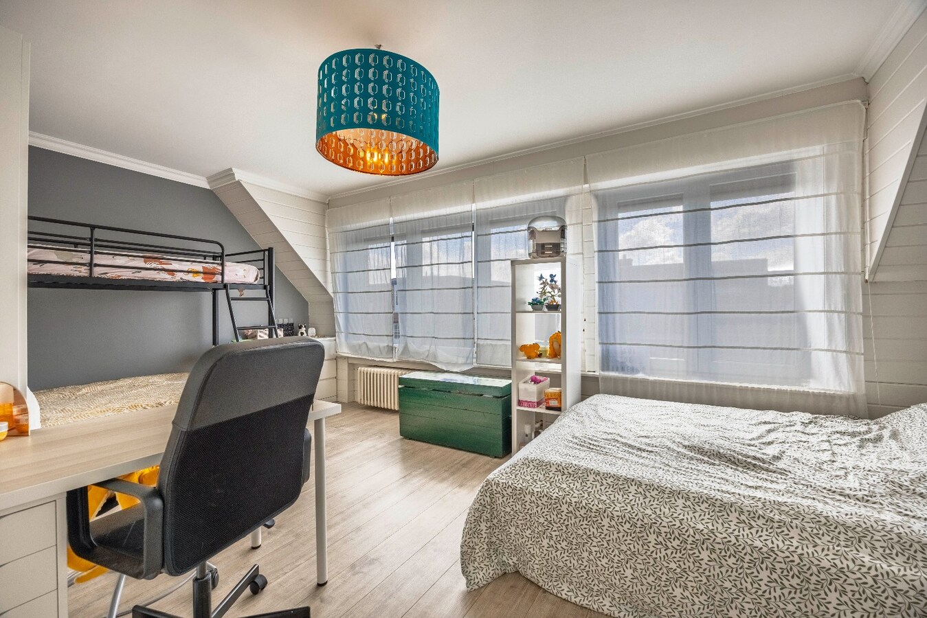 Instapklare bel-etagewoning met garage, zonnepanelen en aangename buitenruimte in het centrum van Heist. 