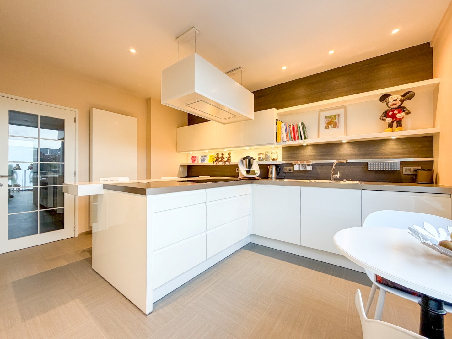 Prachtige gezinswoning met mooie tuin en bijgebouw, instapklaar afgewerkt, Torhout. 