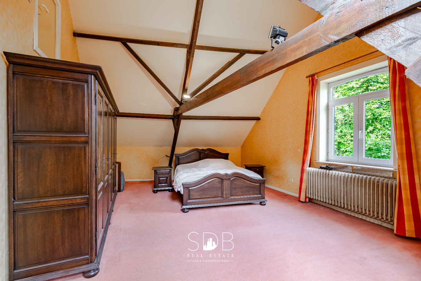Authentieke hoeve met achterliggend groen op 5.192m² 
