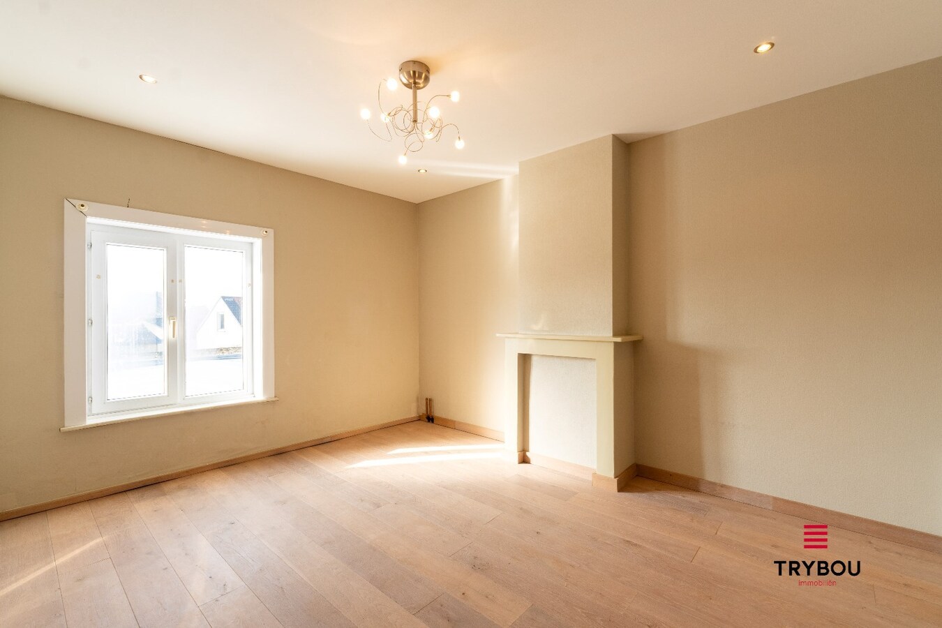 Commercieel pand met woonmogelijkheden op uitstekende ligging 