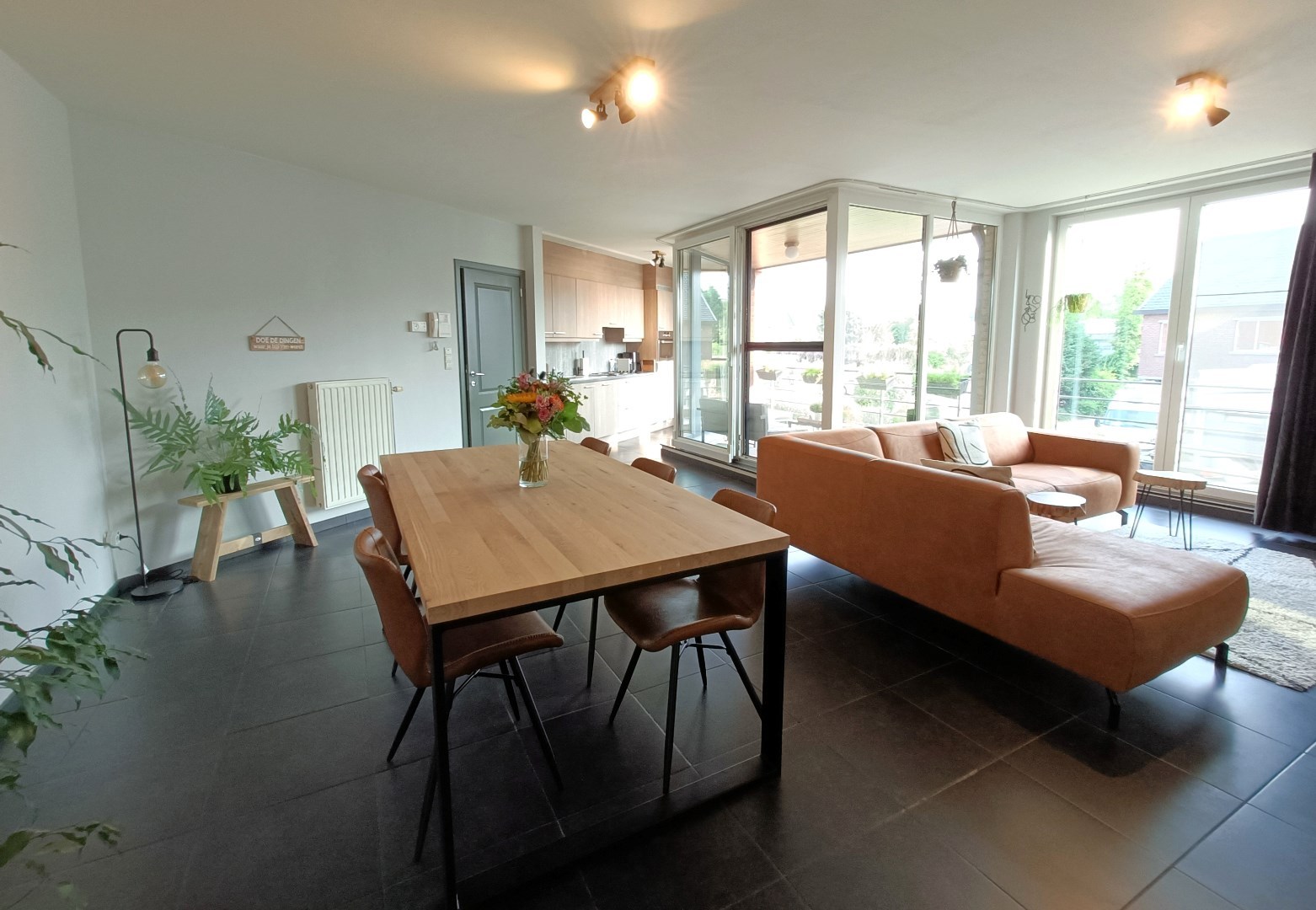 APPARTEMENT MET TERRAS EN AUTOSTAANPLAATS 