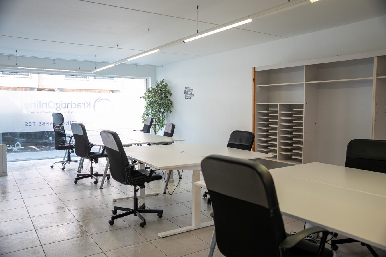 Instapklare handelsruimte met commerciële topligging in het hart van Geel 