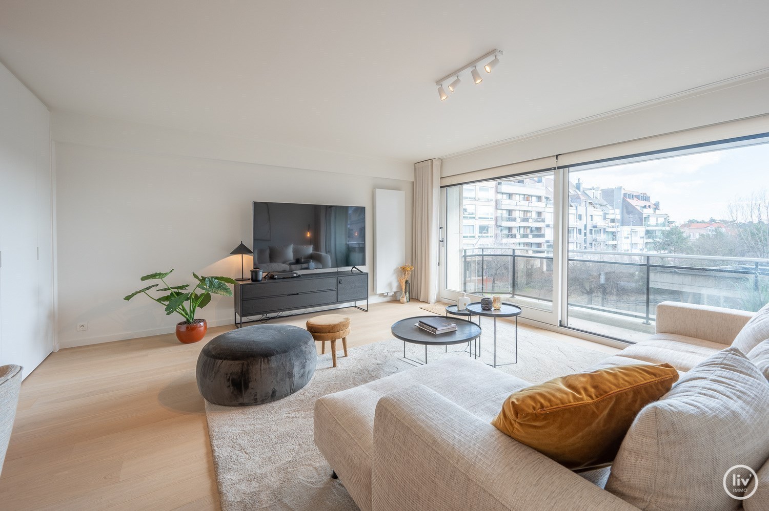 Integraal gerenoveerd 2-kamer appartement met een open zicht over het Yzepark (mogelijkheid tot aankoop van een garage onder de overzijde ). 
