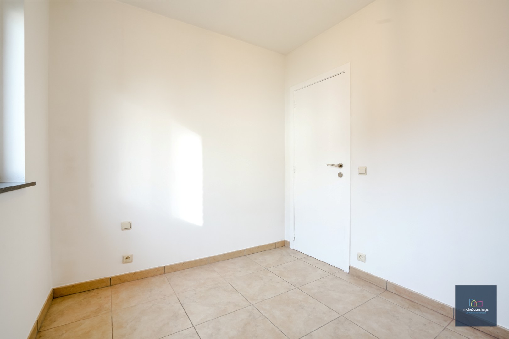 Goedgelegen 2slpk-appartement met terras en staanplaats 