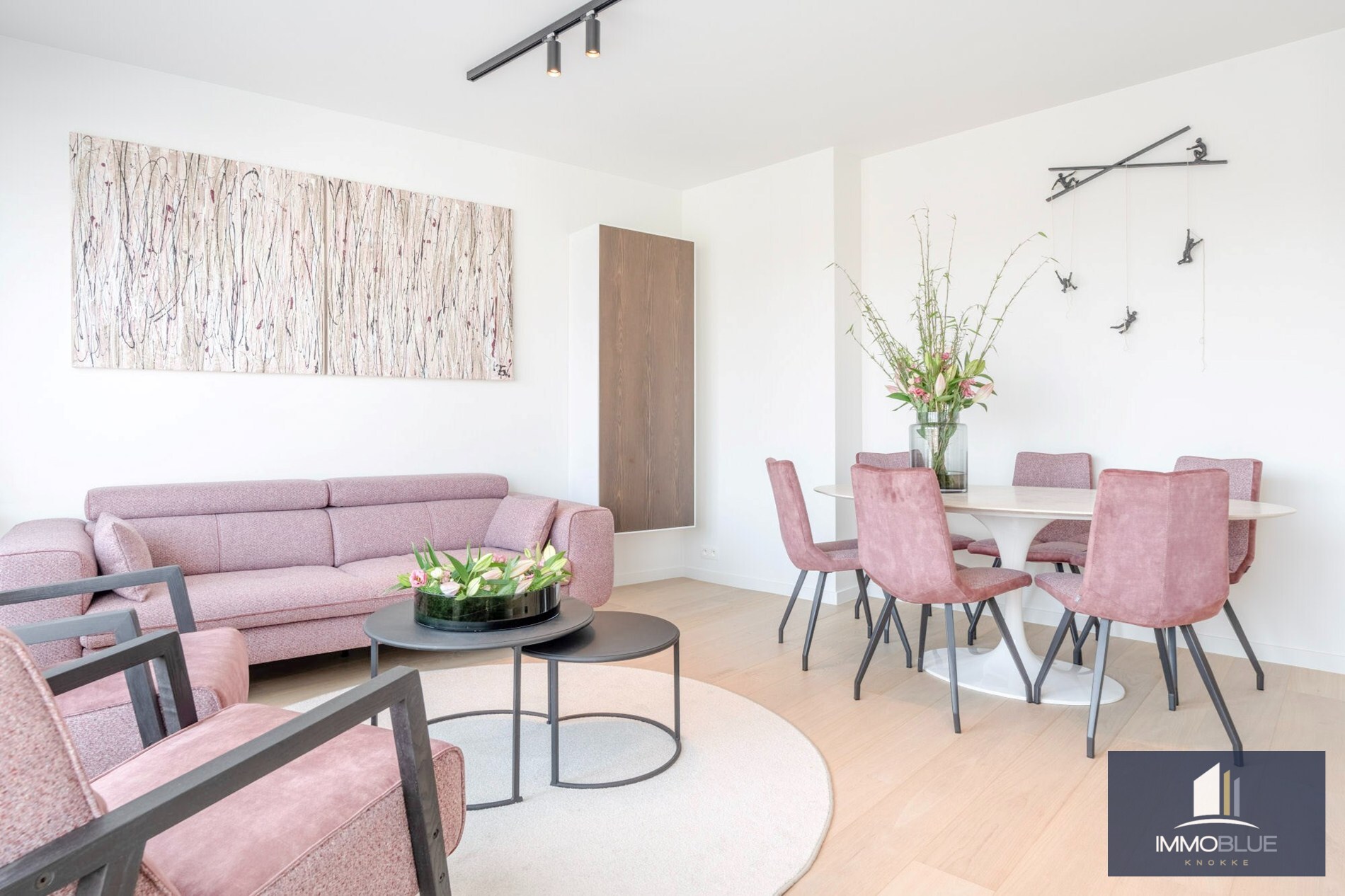 Situé dans un endroit calme, cet appartement entièrement rénové offre une vue dégagée sur les villas. 