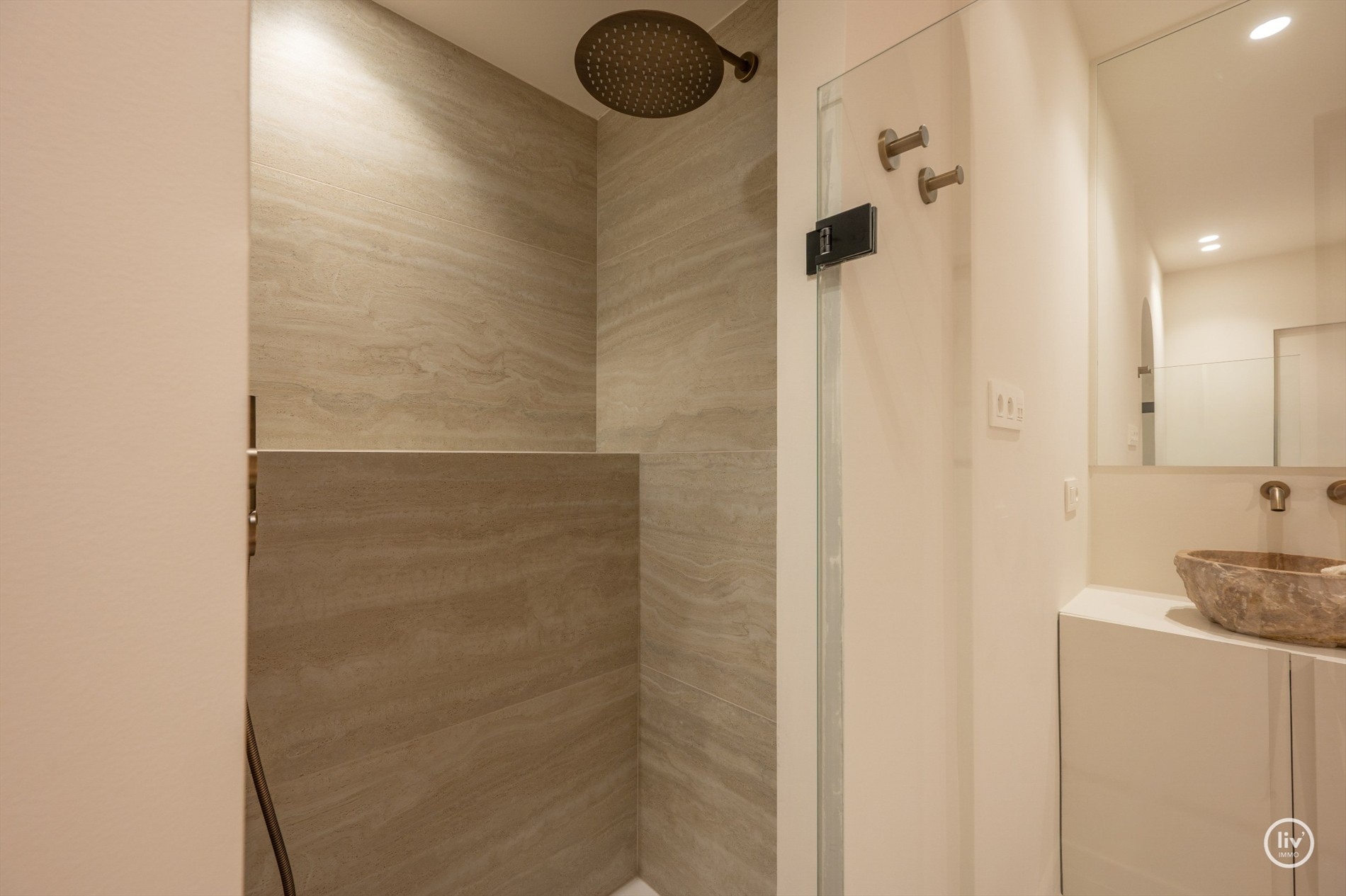 OPENDEURDAG te Zaterdag 31/10 te Lippenslaan 166 (tussen 11u en 13u): Luxueus volledig gerenoveerd 3 slaapkamer appartement te Lippenslaan gelegen op wandelafstand van het Albertstrand. 
