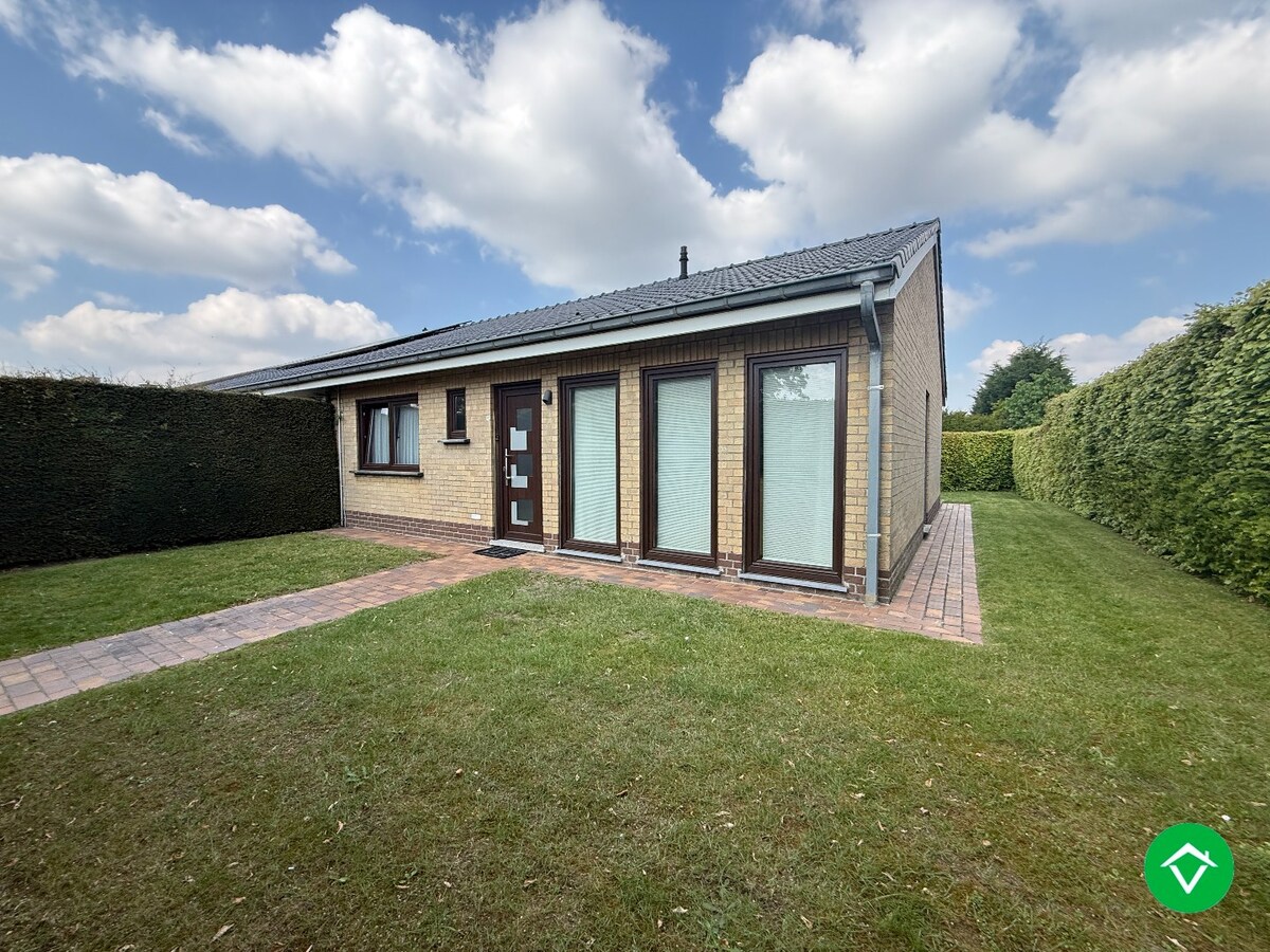 Rustig gelegen gelijkvloerse halfopen woning met 2 slpk's + dubbele garage 