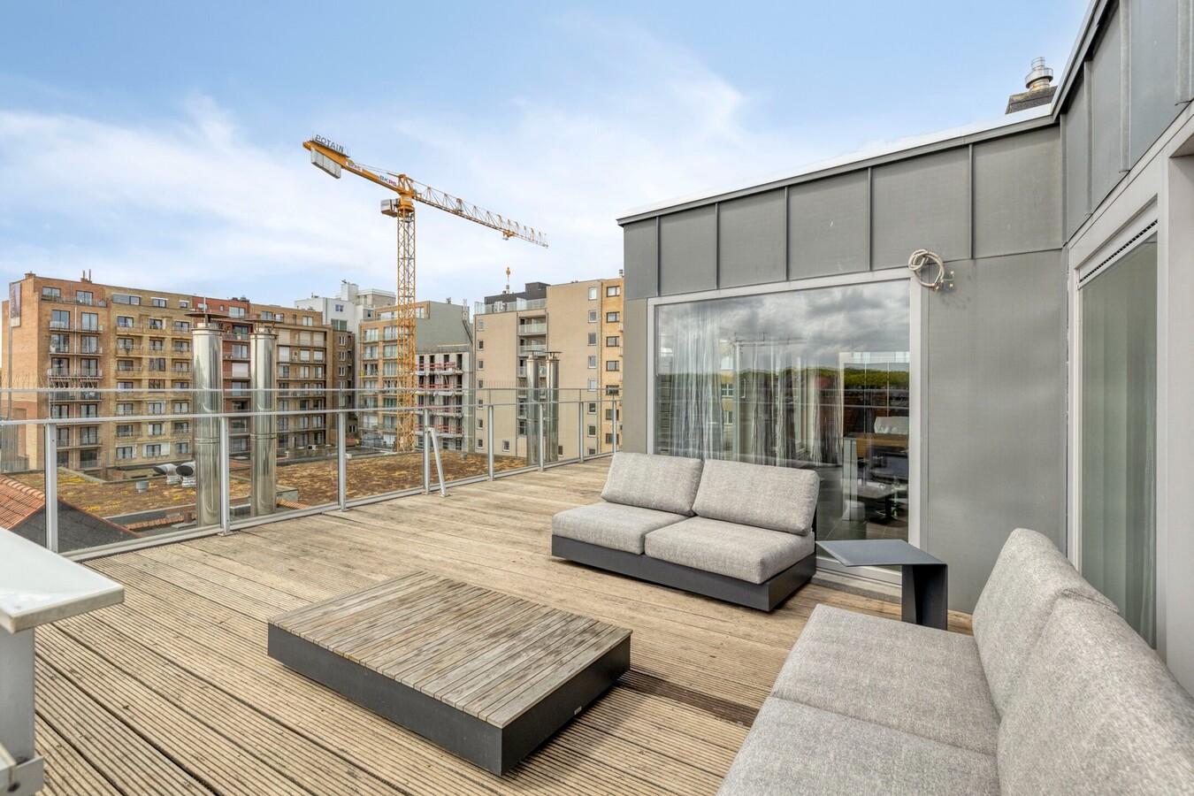 Penthouse ensoleillé avec une très grande terrasse 