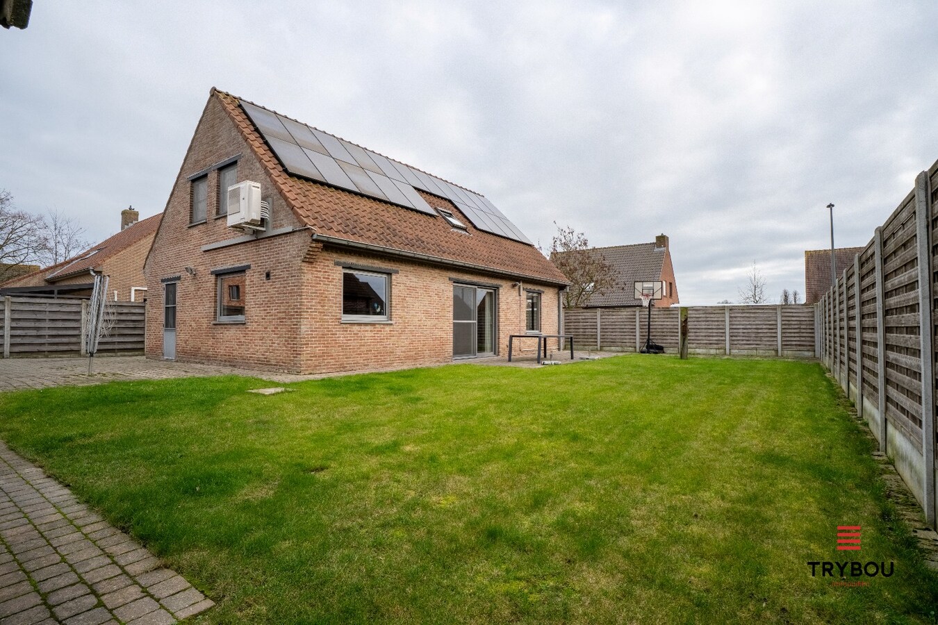 Instapklare gezinswoning met ruime tuin en dubbele garage in Poelkapelle 