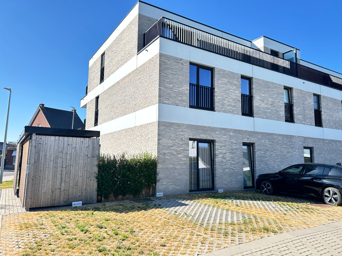 Gelijkvloers appartement met terras, tuintje en autostaanplaats 