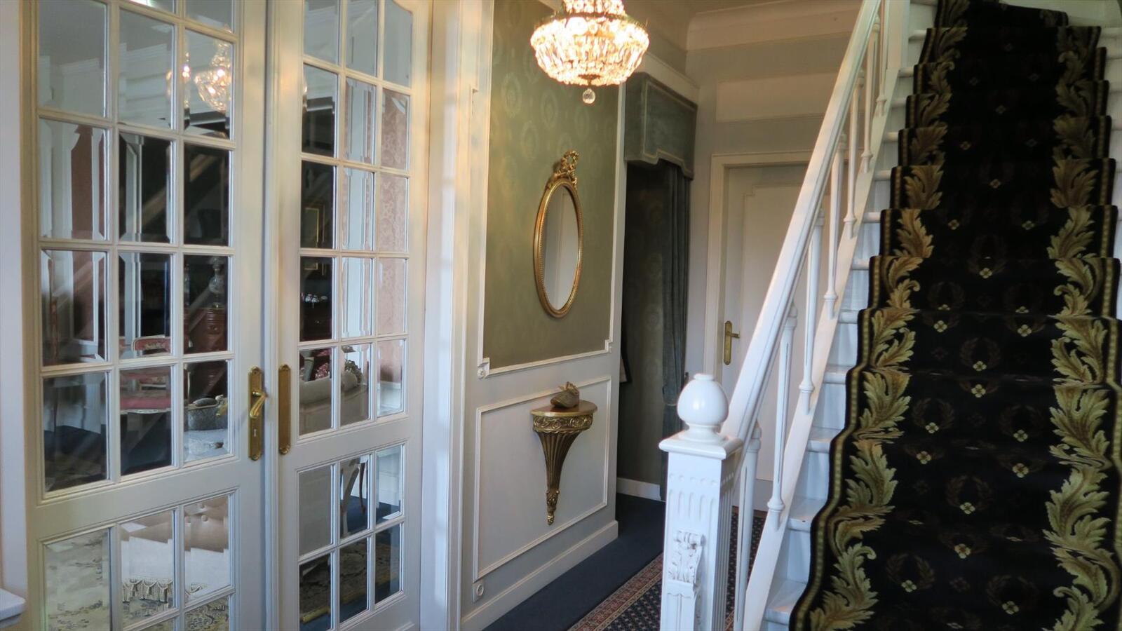 Karaktervolle woning met ruime loodsen 