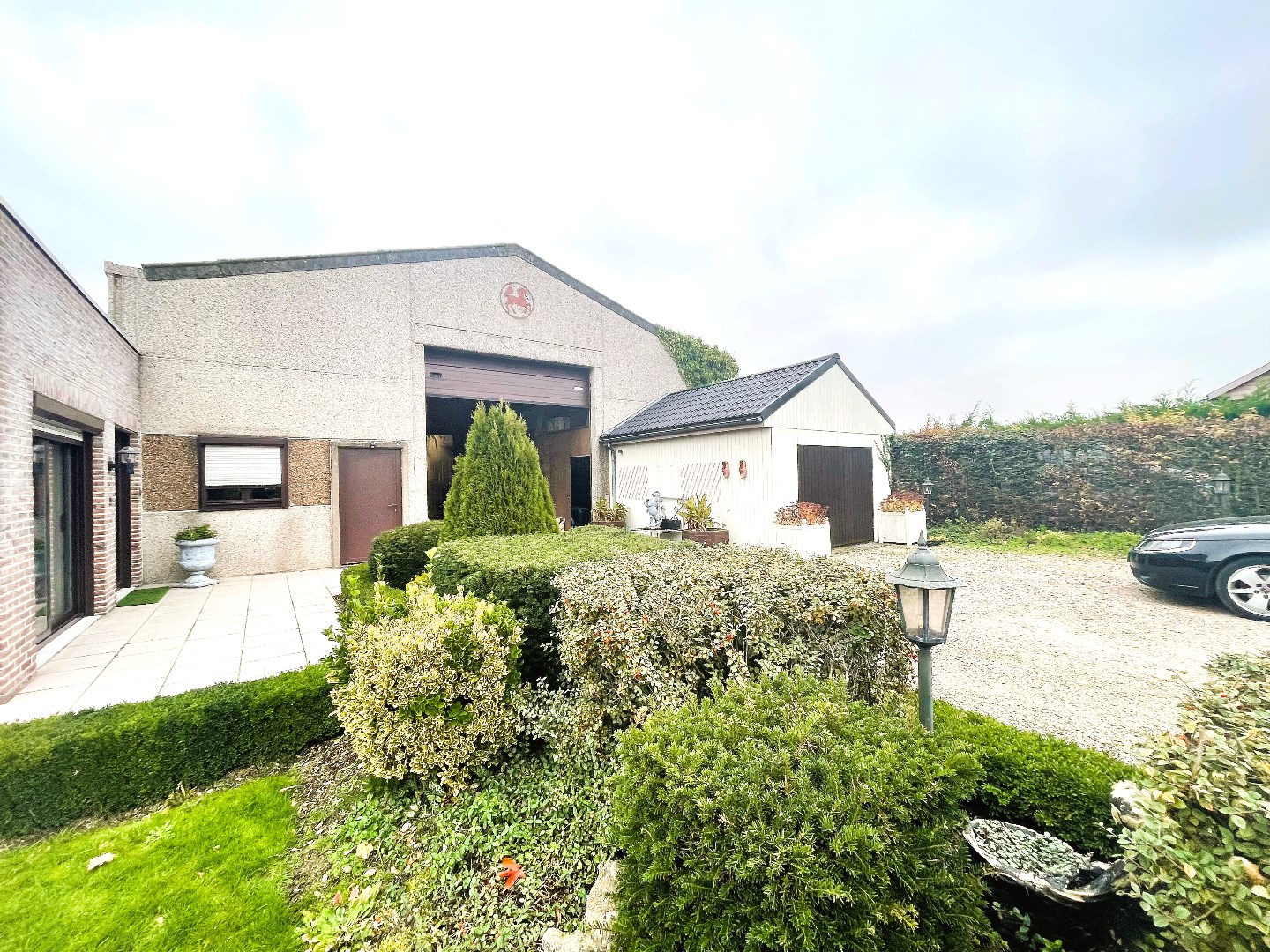 Woning met ruim magazijn op 2266 m² 