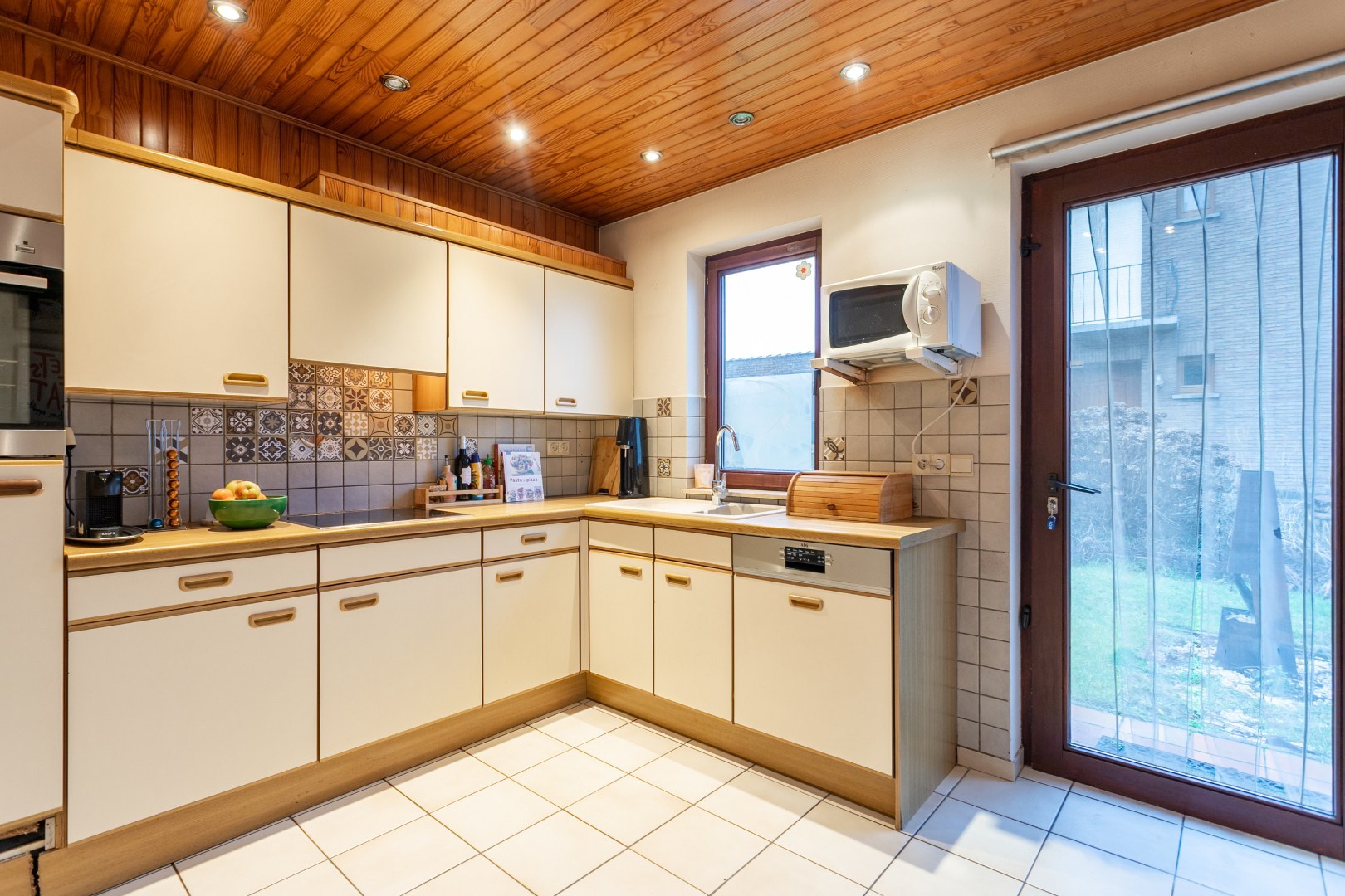 Op te frissen bungalow met 2 slaapkamers, garage en tuin op topligging in Halle 