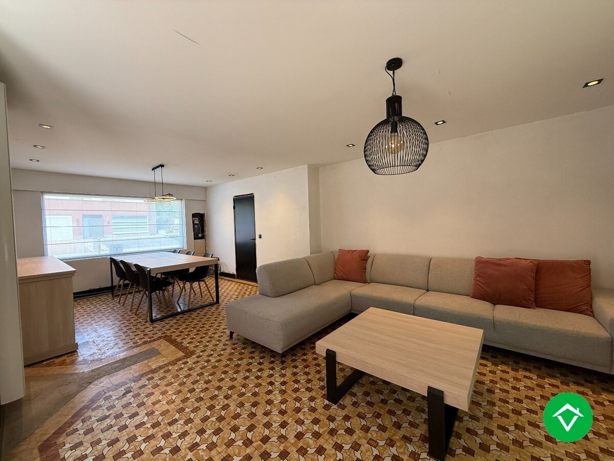 Charmante woning met twee slaapkamers, diepe tuin en ruime garage 