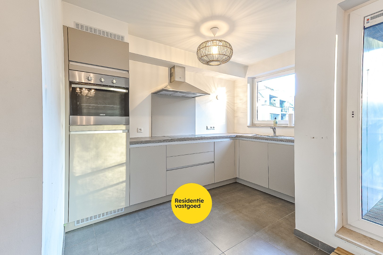 Modern 1-slaapkamerappartement met garage in hartje Oudenburg 