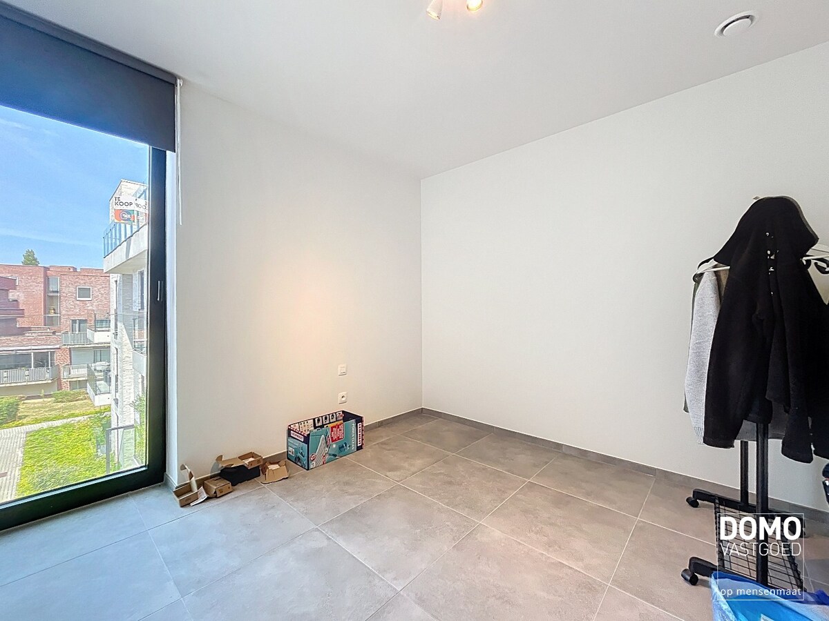 NIEUWBOUWAPPARTEMENT MET 2 SLAAPKAMERS, RUIM TERRAS, ONDERGRONDSE AUTOSTANDPLAATS EN KELDERBERGING IN MAASMECHELEN 