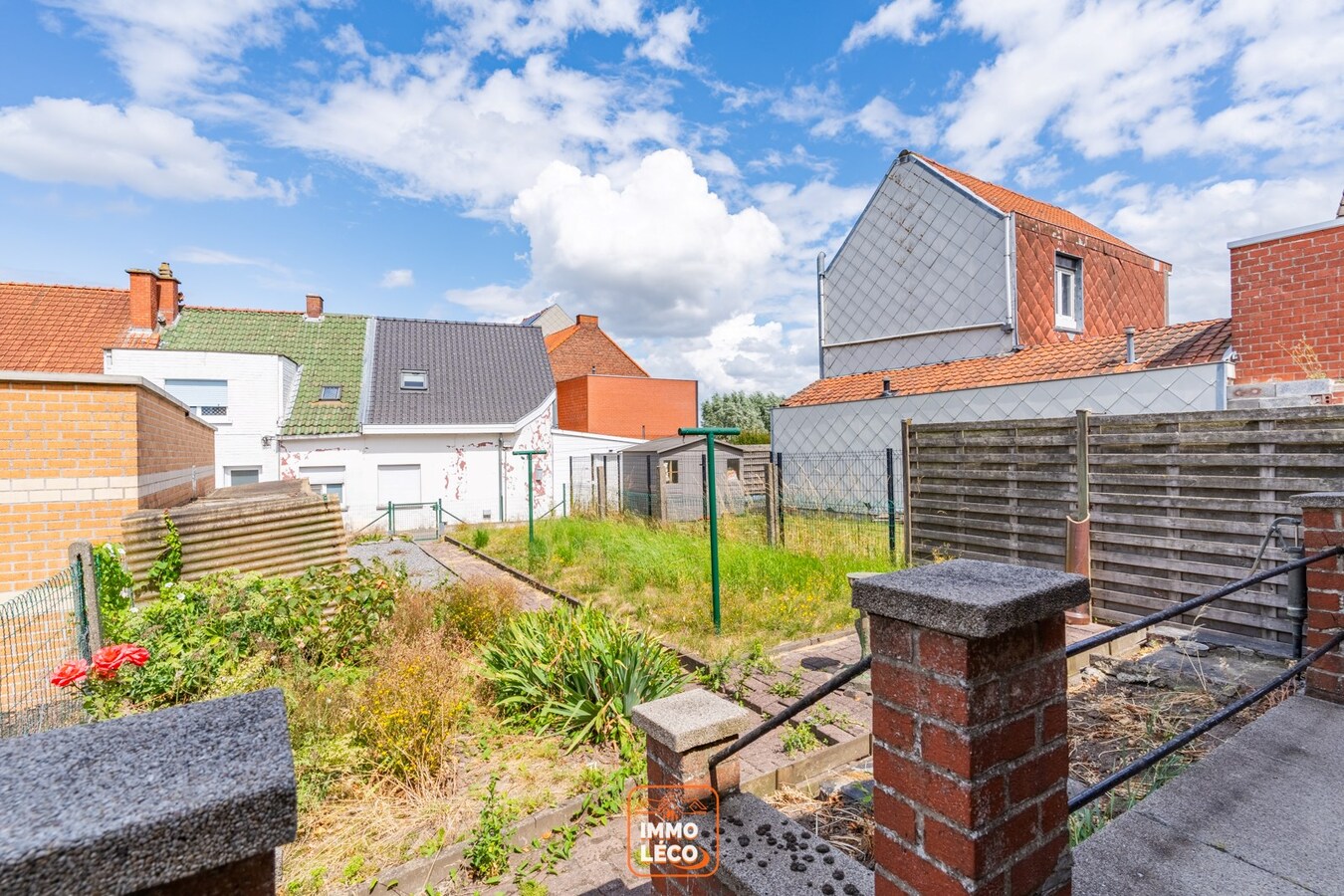 Plain-Pied idéalement situé avec jardin, garage et passage à l'arrière. Idéal 1er achat/investissement ! 
